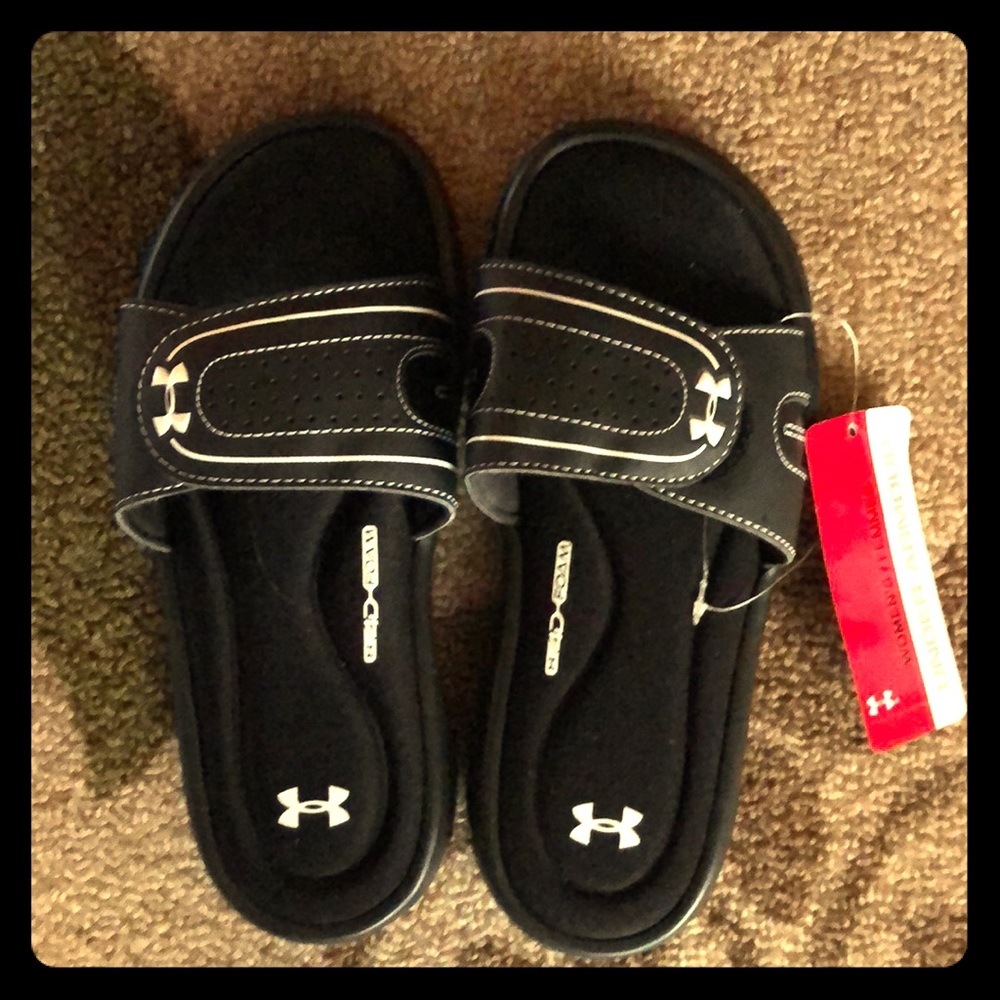 Size 6 woman’s UNDER ARMOR SLIDES
